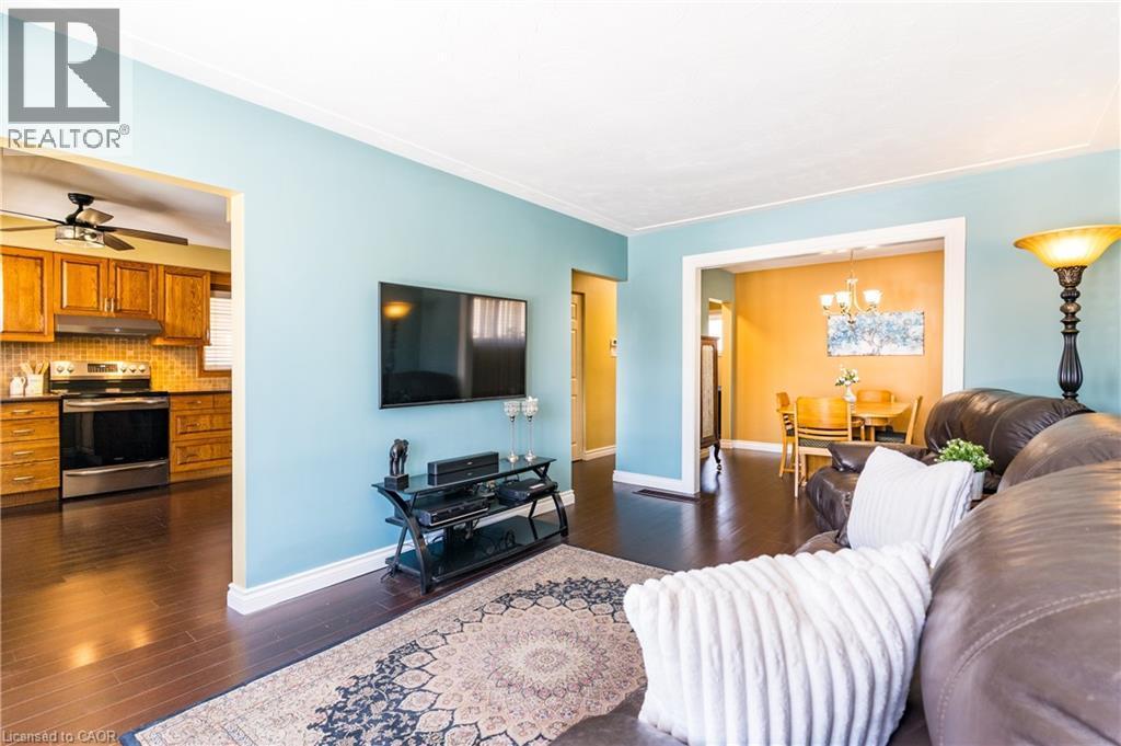 102 Greeningdon Drive, Hamilton, ON - Indoor Photo Showing Living Room