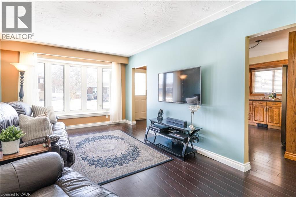 102 Greeningdon Drive, Hamilton, ON - Indoor Photo Showing Living Room