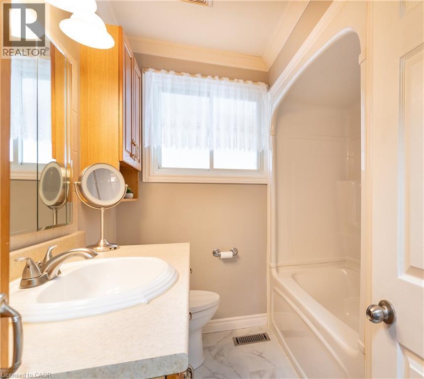 102 Greeningdon Drive, Hamilton, ON - Indoor Photo Showing Bathroom