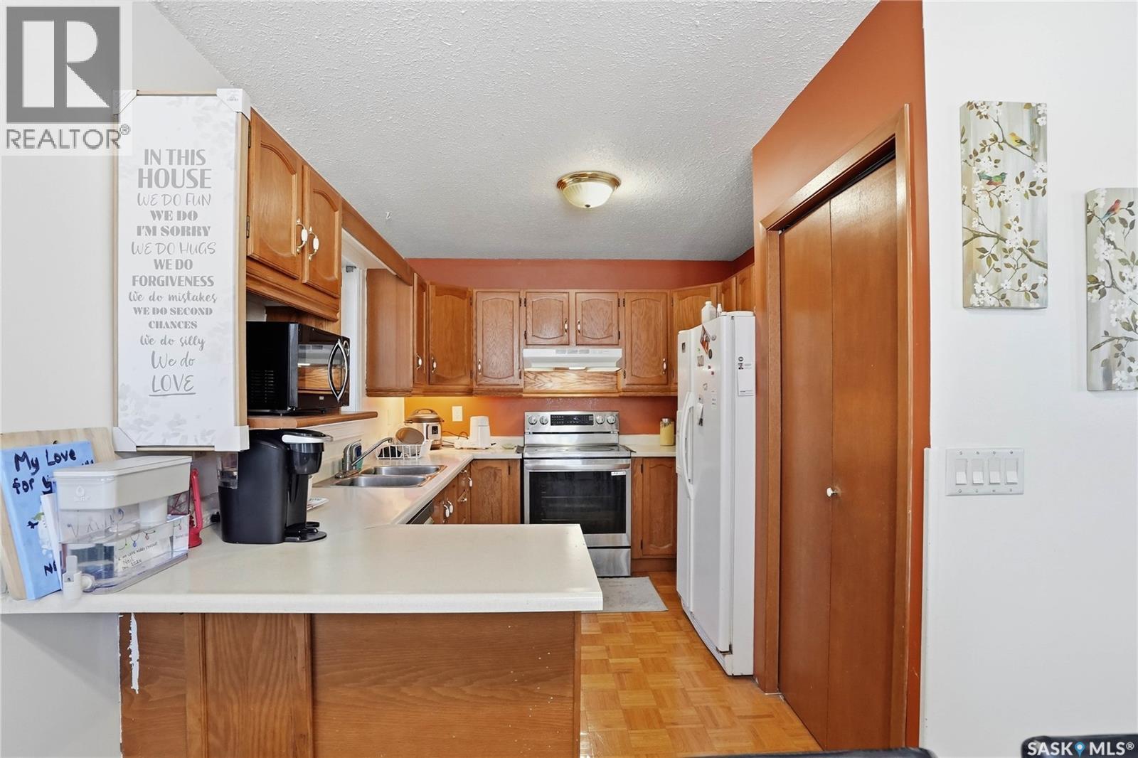 542 Kellough Road, Saskatoon, SK - Indoor Photo Showing Kitchen With Double Sink