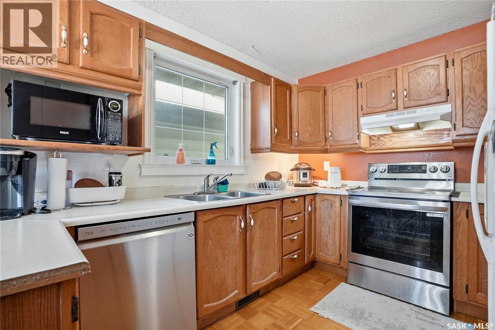 542 Kellough Road, Saskatoon, SK - Indoor Photo Showing Kitchen With Double Sink