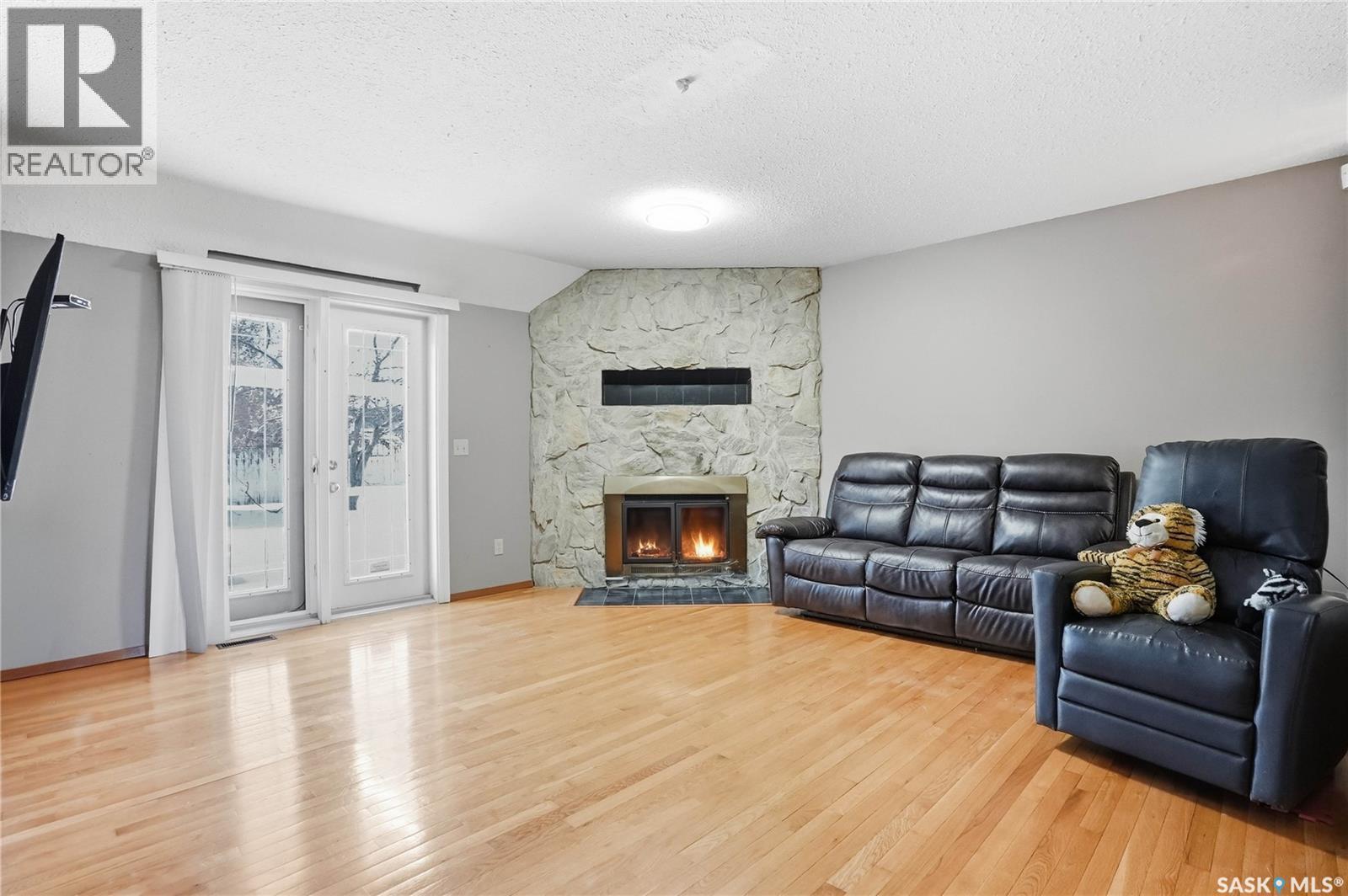 542 Kellough Road, Saskatoon, SK - Indoor Photo Showing Living Room With Fireplace