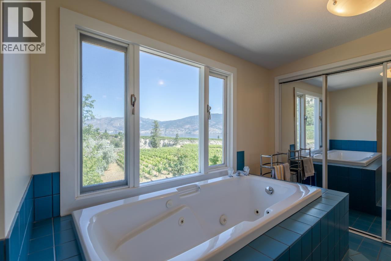 4910 Gartrell Road, Summerland, BC - Indoor Photo Showing Bathroom