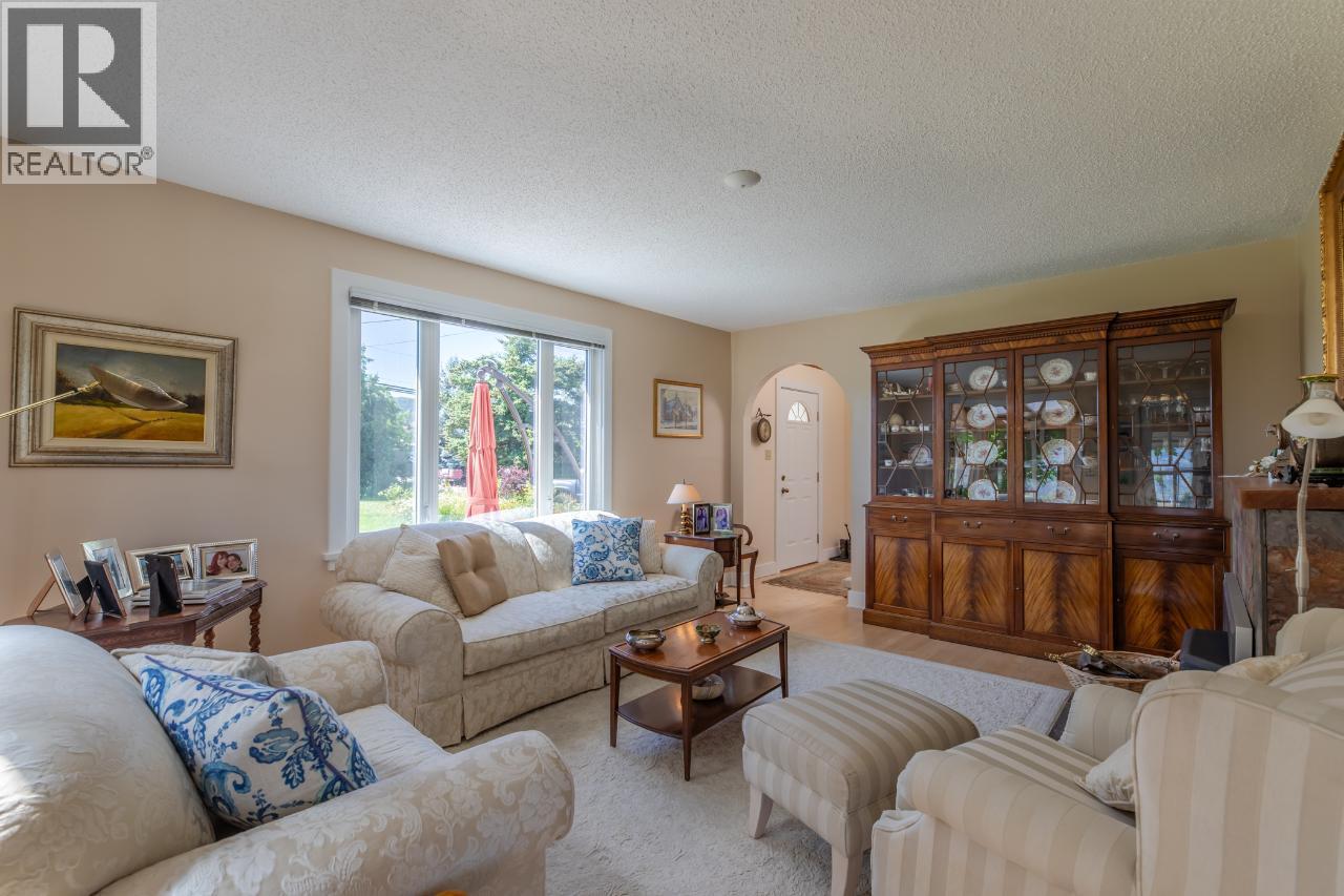 4910 Gartrell Road, Summerland, BC - Indoor Photo Showing Living Room