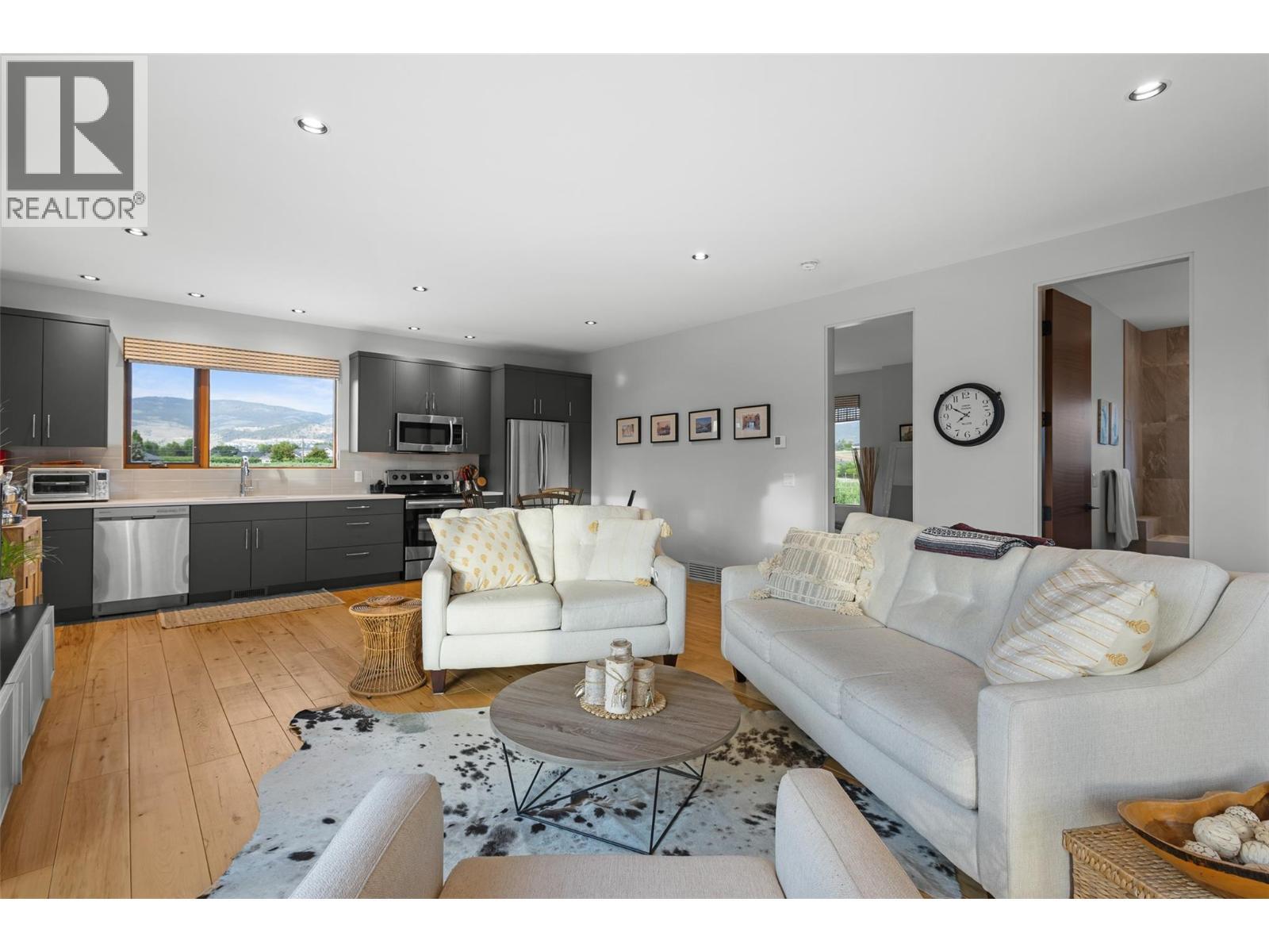 Suite - 3194 Dunster Road, Kelowna, BC - Indoor Photo Showing Living Room