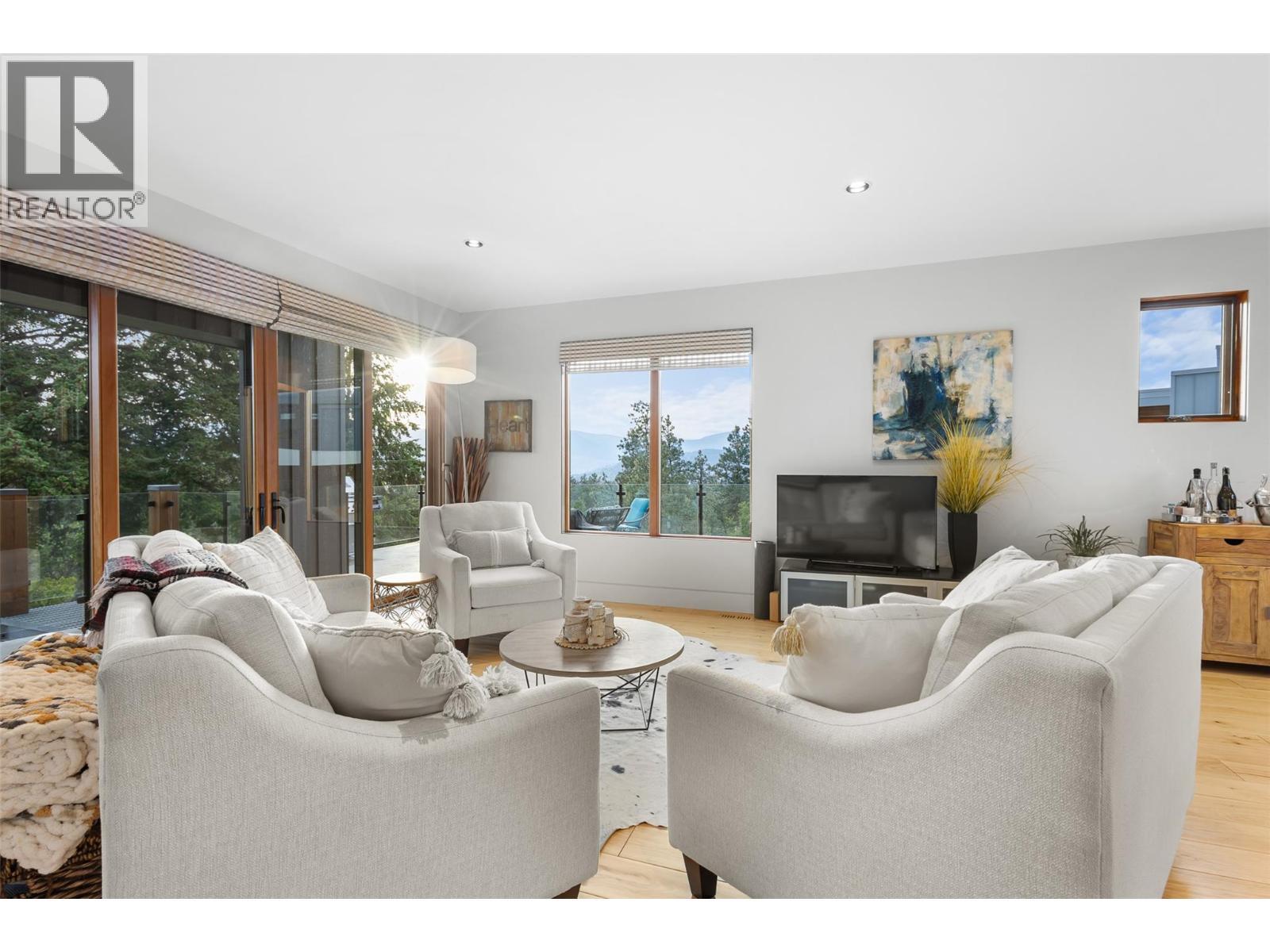 Suite - 3194 Dunster Road, Kelowna, BC - Indoor Photo Showing Living Room