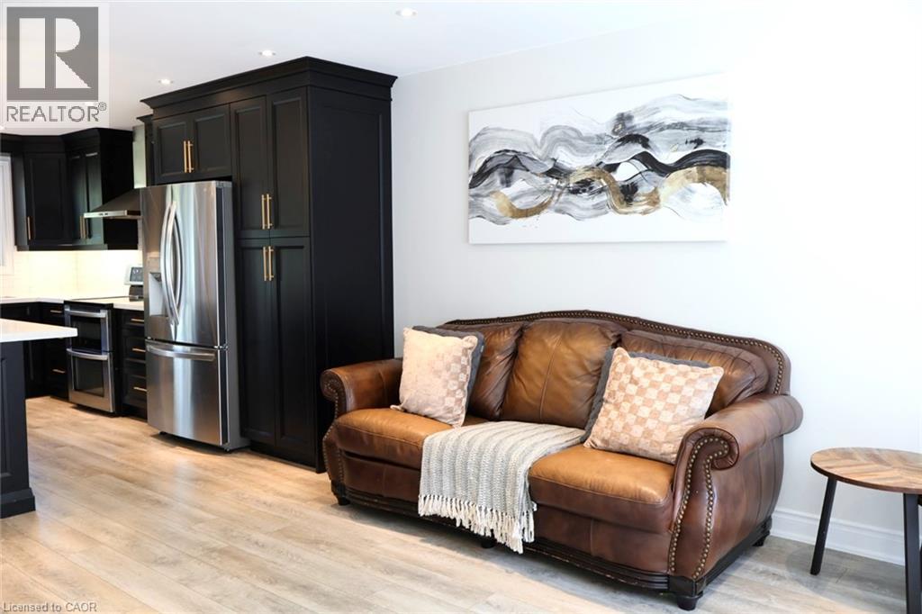 9 Duncairn Court, Hamilton, ON - Indoor Photo Showing Kitchen With Stainless Steel Kitchen