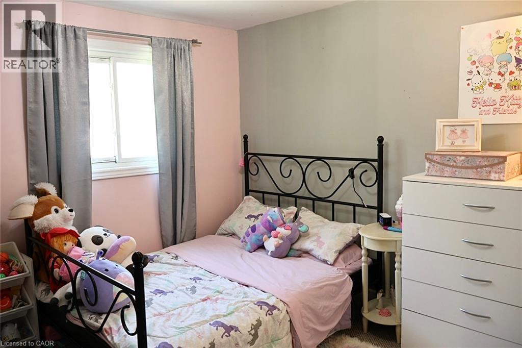 9 Duncairn Court, Hamilton, ON - Indoor Photo Showing Bedroom