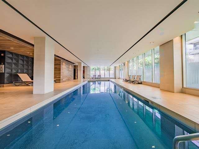 Piscine - 214-738 Rue St-Paul O., Montréal (Ville-Marie), QC - Indoor Photo Showing Other Room With In Ground Pool