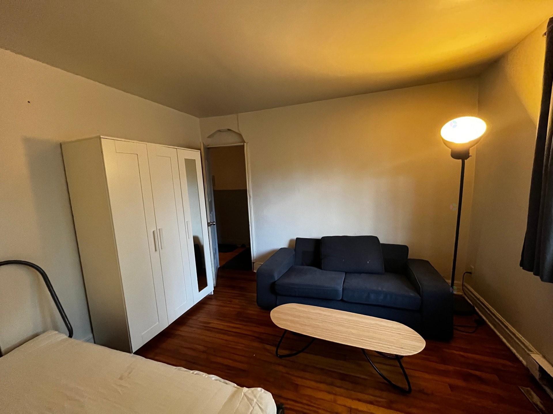 Salon - 2-3130 Av. Barclay, Montréal (Côte-Des-Neiges/Notre-Dame-De-Grâce), QC - Indoor