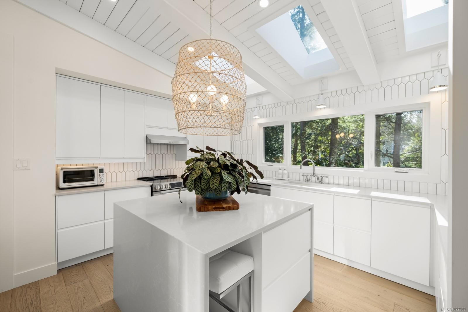 1941 Appleton Pl, Saanich, BC