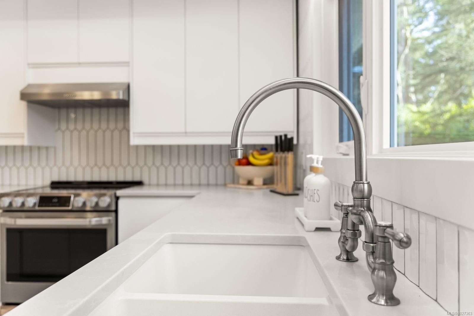 1941 Appleton Pl, Saanich, BC