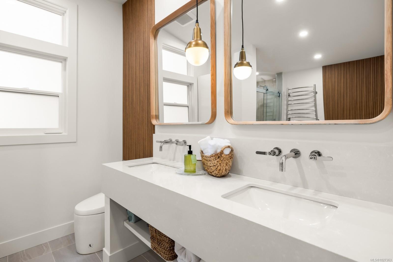 1941 Appleton Pl, Saanich, BC