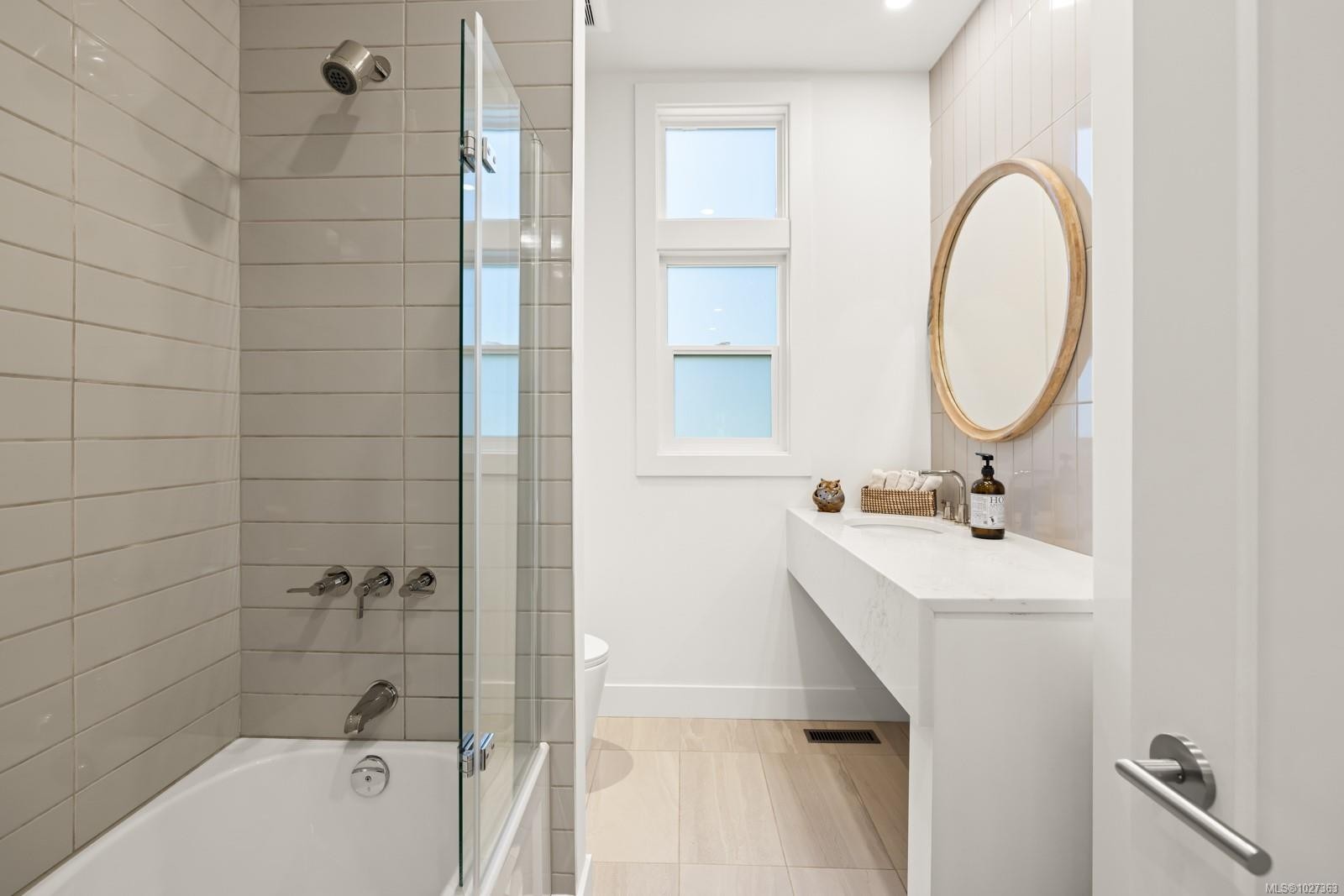 1941 Appleton Pl, Saanich, BC