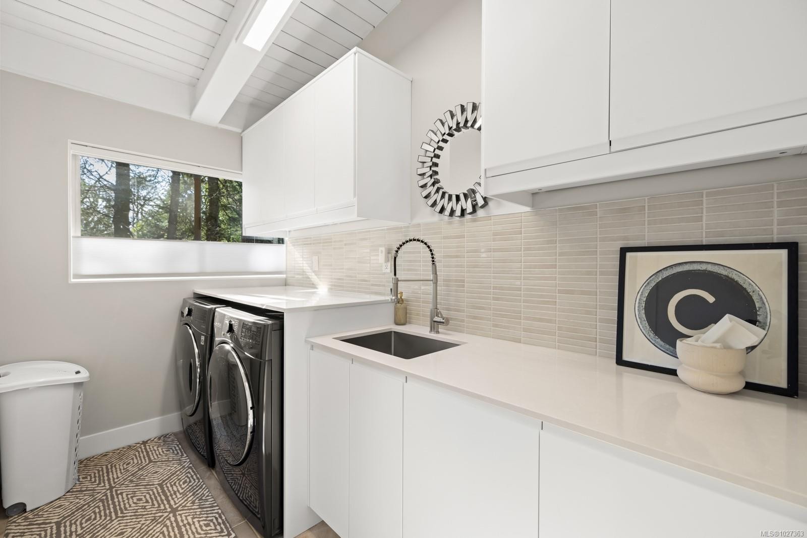 1941 Appleton Pl, Saanich, BC