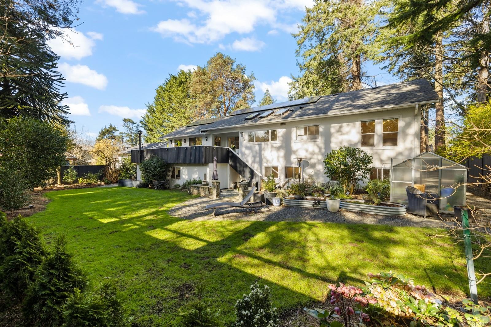 1941 Appleton Pl, Saanich, BC