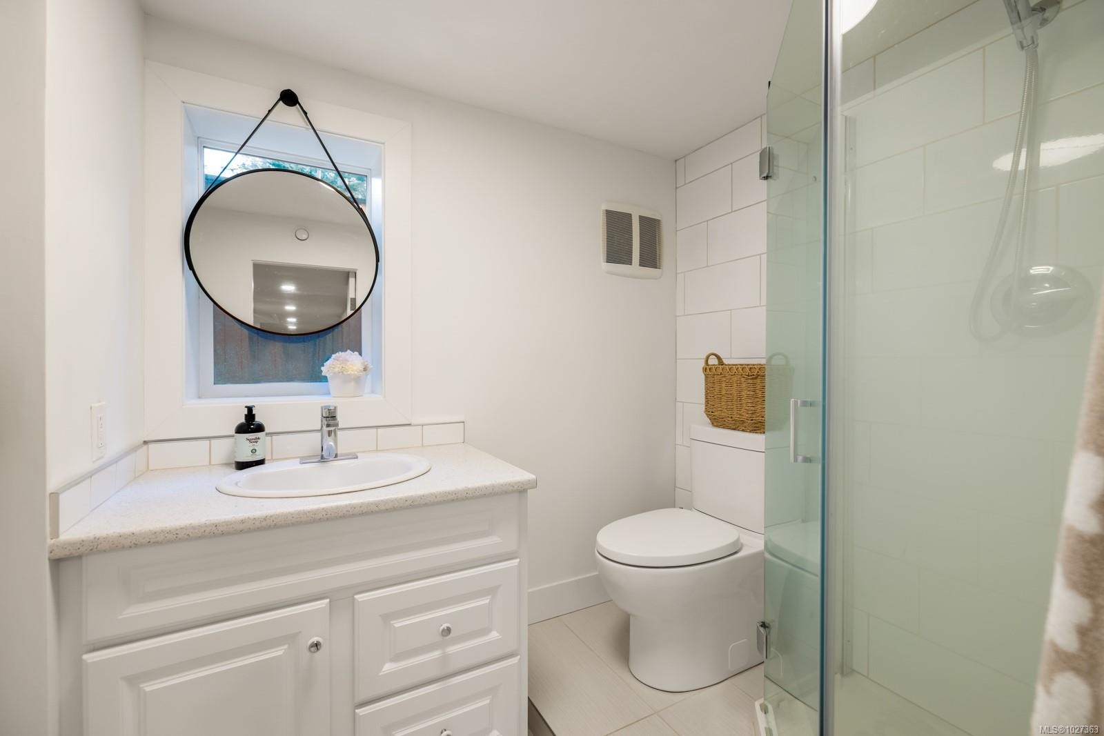 1941 Appleton Pl, Saanich, BC