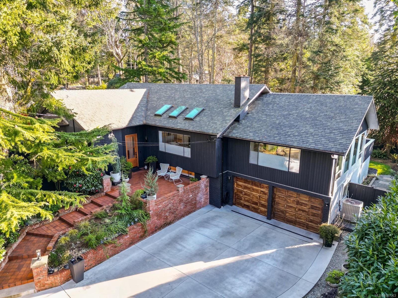 1941 Appleton Pl, Saanich, BC