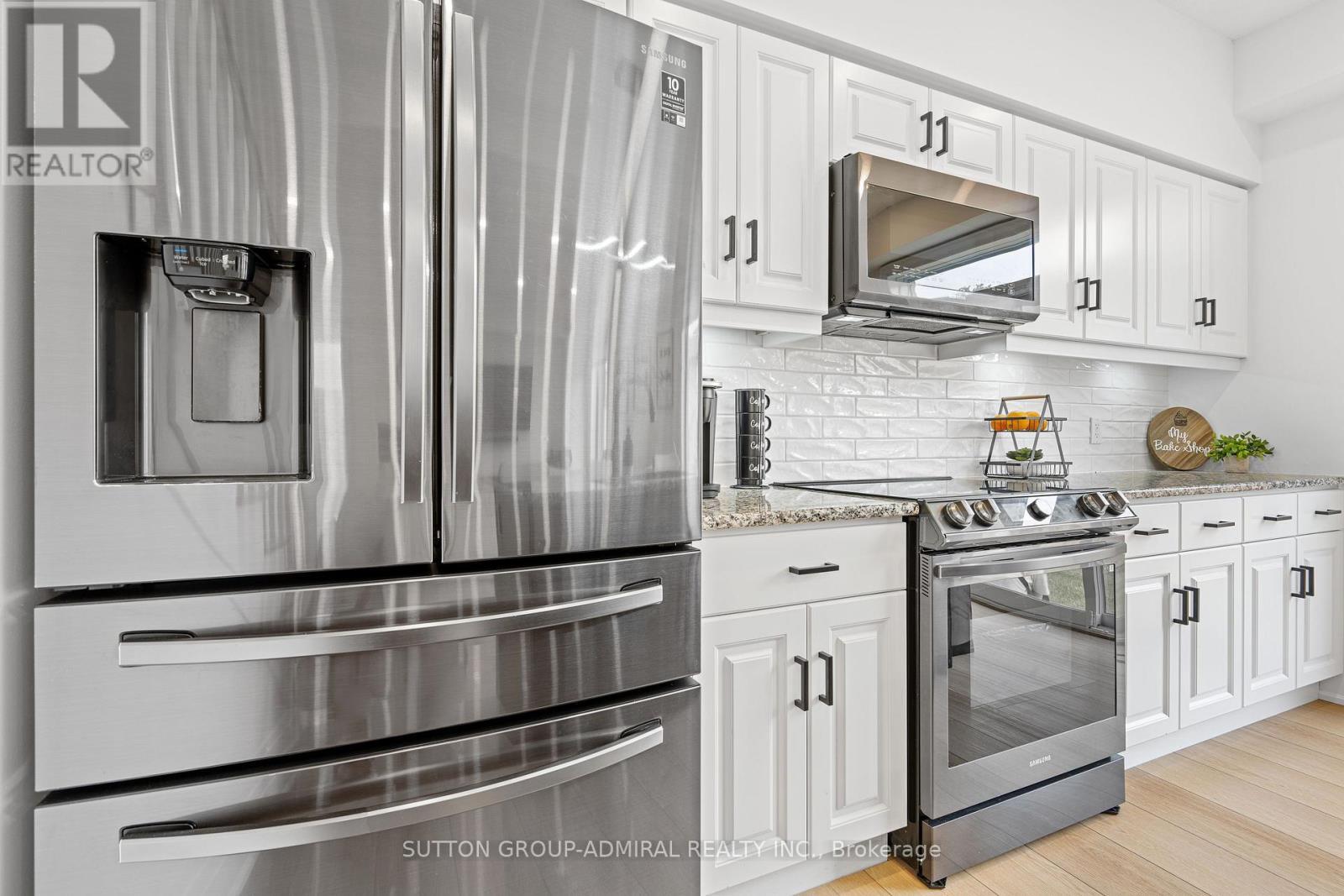 1026 Wright Drive, Midland, ON - Indoor Photo Showing Kitchen With Upgraded Kitchen