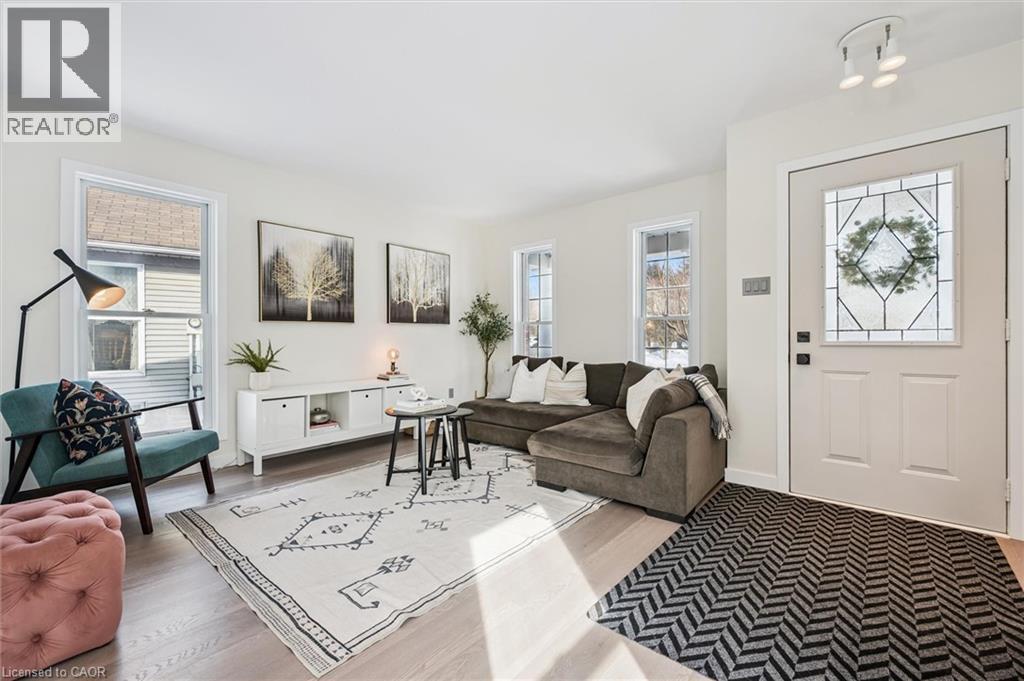 707 Jacob Lane, Waterloo, ON - Indoor Photo Showing Living Room