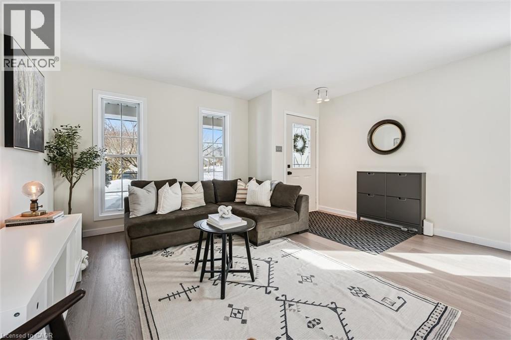 707 Jacob Lane, Waterloo, ON - Indoor Photo Showing Living Room