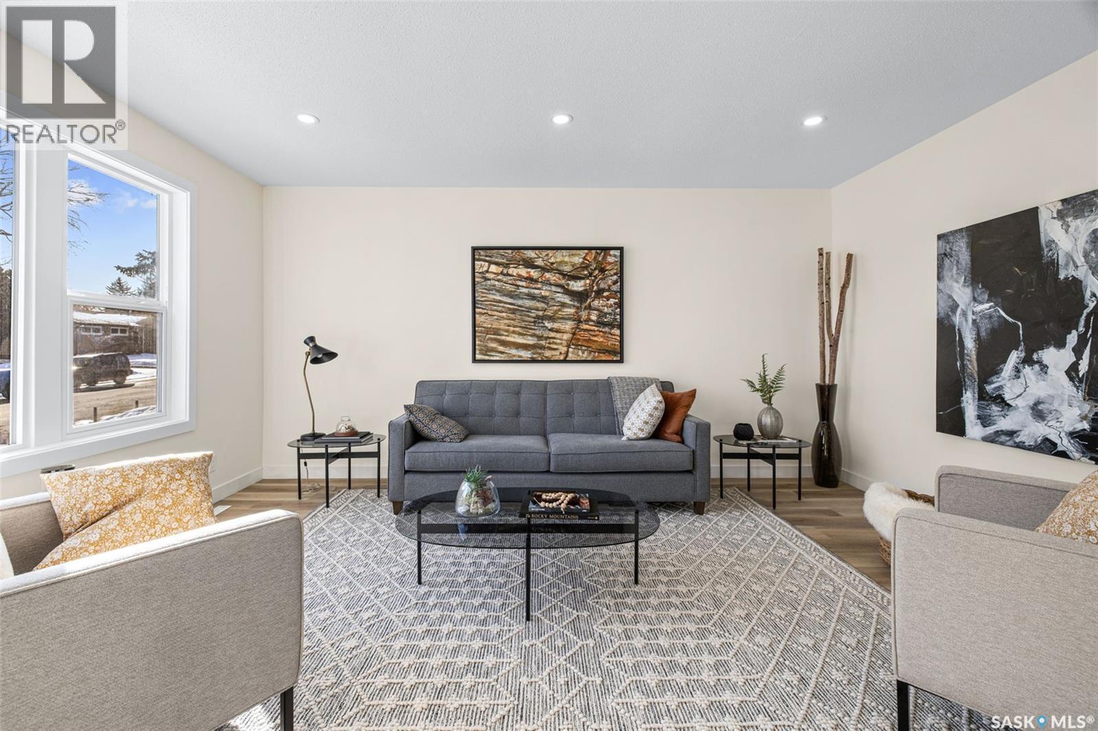 91 Howell Avenue, Saskatoon, SK - Indoor Photo Showing Living Room