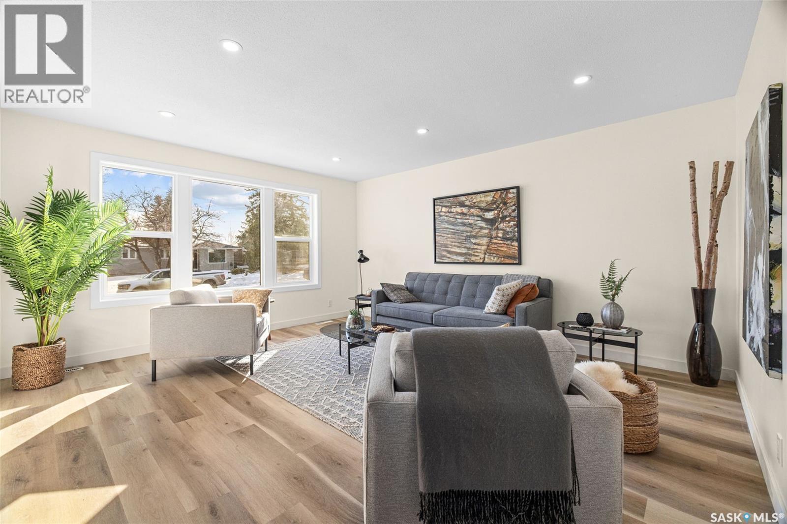 91 Howell Avenue, Saskatoon, SK - Indoor Photo Showing Living Room