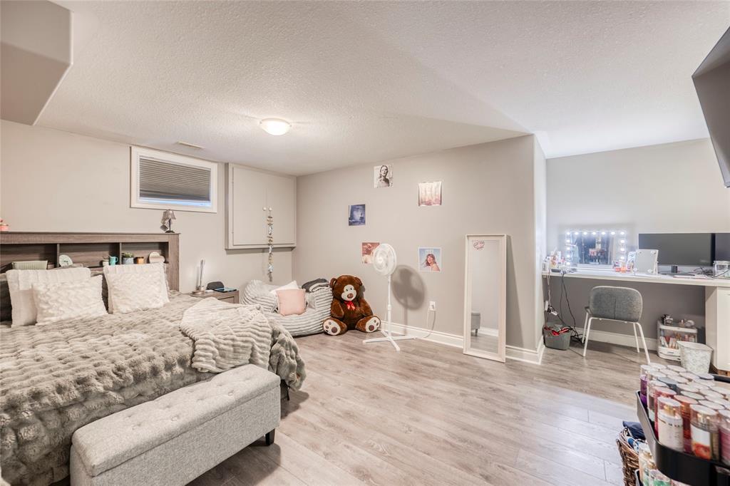 4294 Garden Crescent, Petrolia, ON