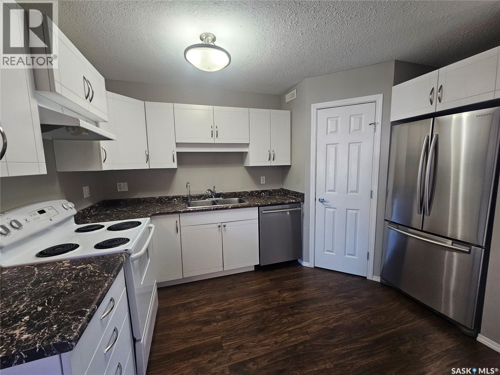 116 503 Colonel Otter Drive, Swift Current, SK - Indoor Photo Showing Kitchen With Double Sink
