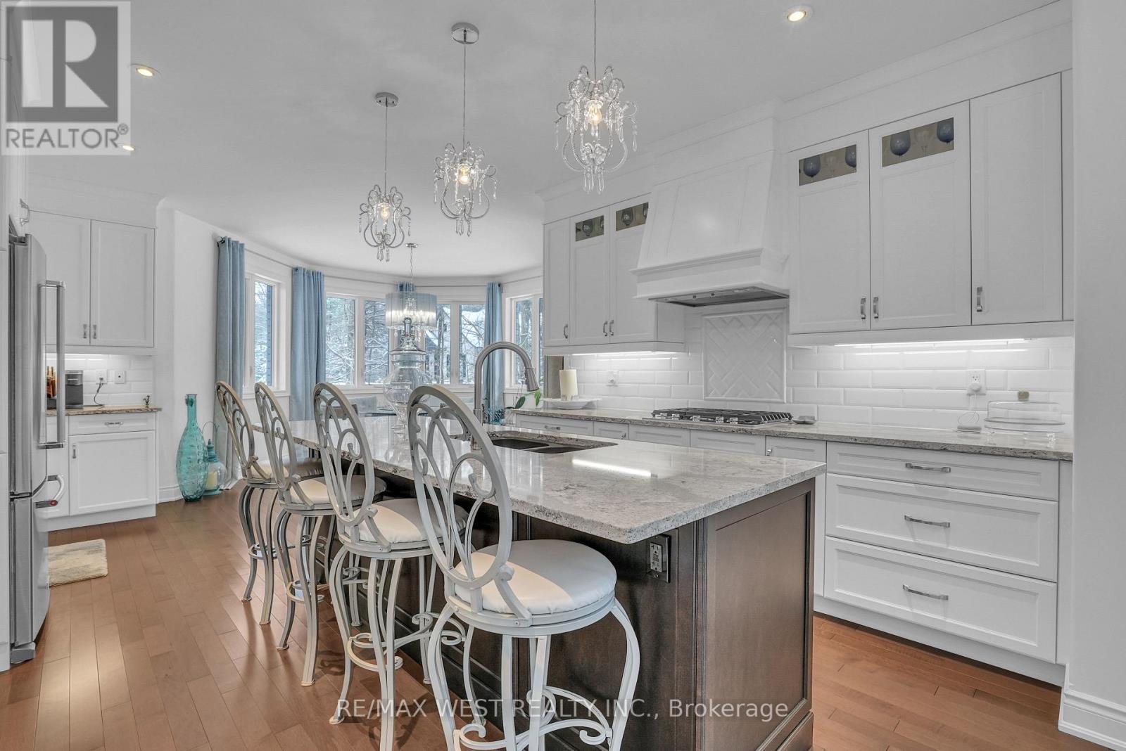 2 Sycamore Circle, Springwater, ON - Indoor Photo Showing Kitchen With Upgraded Kitchen