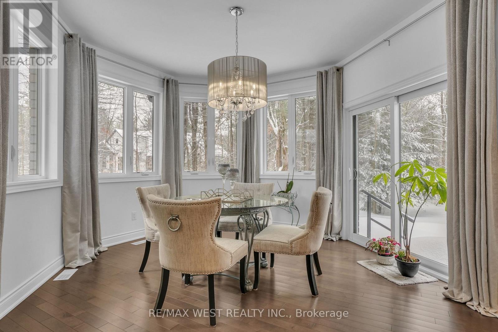 2 Sycamore Circle, Springwater, ON - Indoor Photo Showing Dining Room