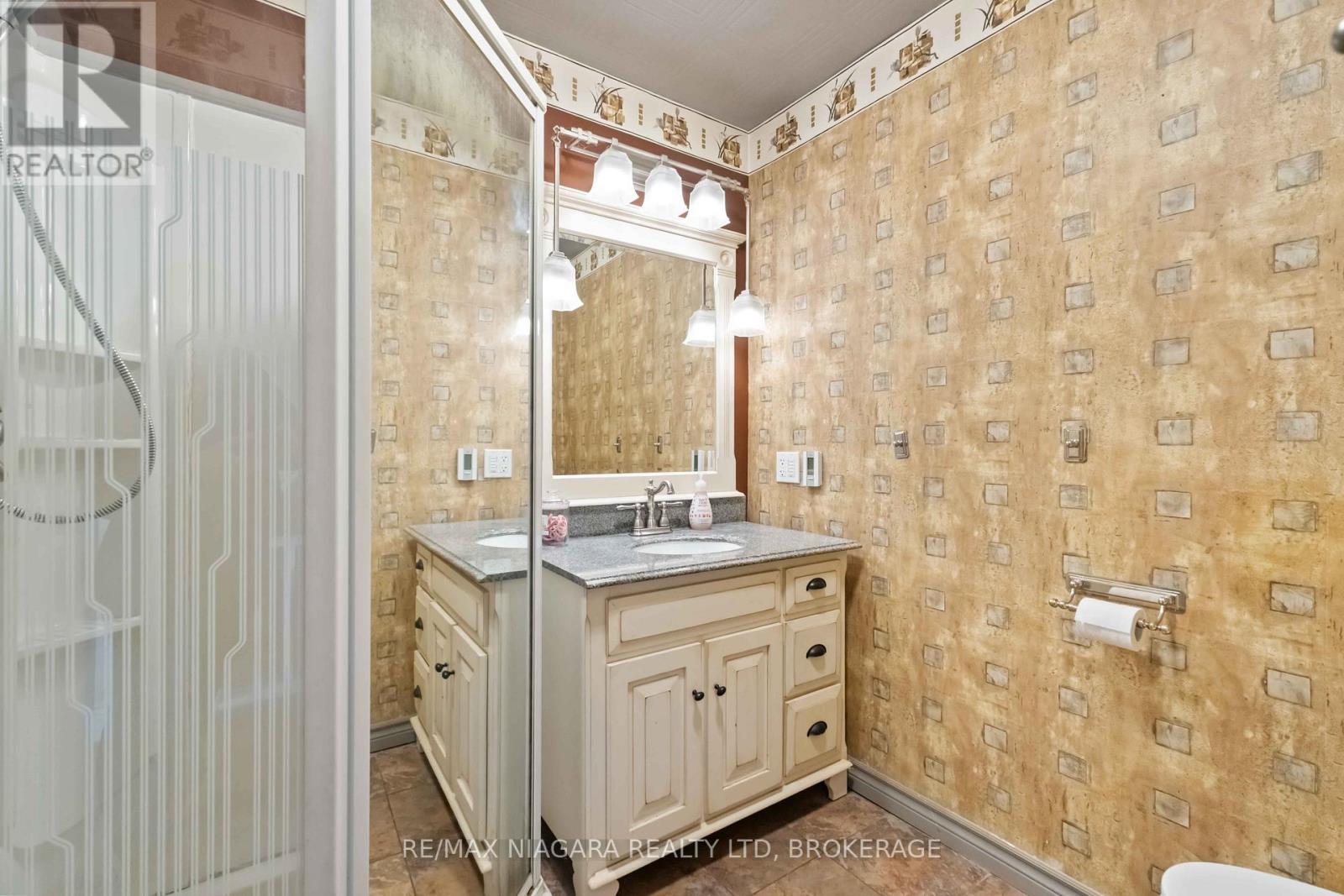 1671 Third Street Louth Street, St. Catharines (Rural Fourth), ON - Indoor Photo Showing Bathroom