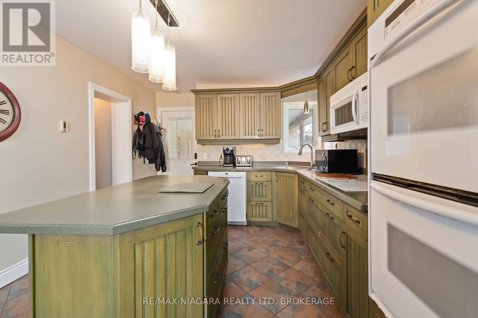 1671 Third Street Louth Street, St. Catharines (Rural Fourth), ON - Indoor Photo Showing Kitchen