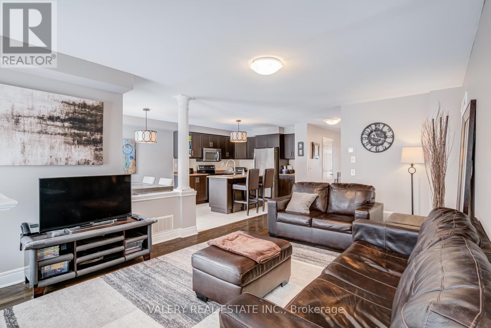 63 Bathgate Crescent, Clarington, ON - Indoor Photo Showing Living Room