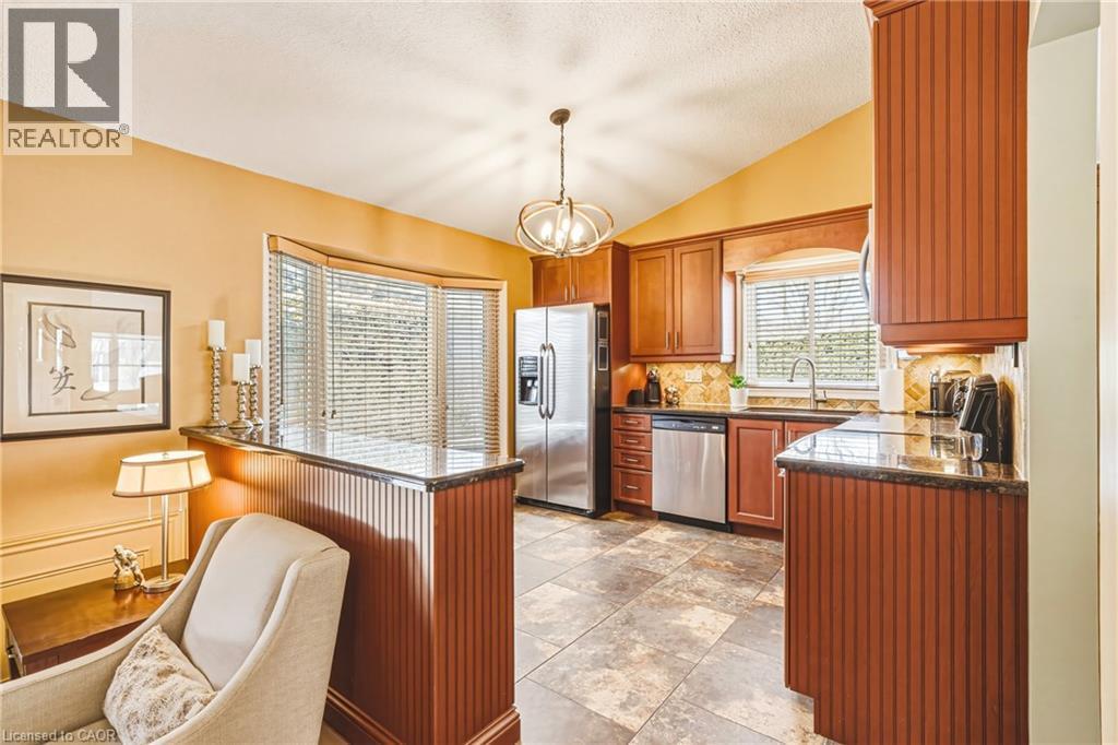 577 Tomahawk Crescent, Ancaster, ON - Indoor Photo Showing Kitchen