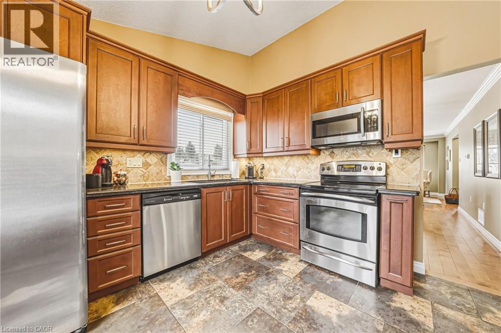 577 Tomahawk Crescent, Ancaster, ON - Indoor Photo Showing Kitchen