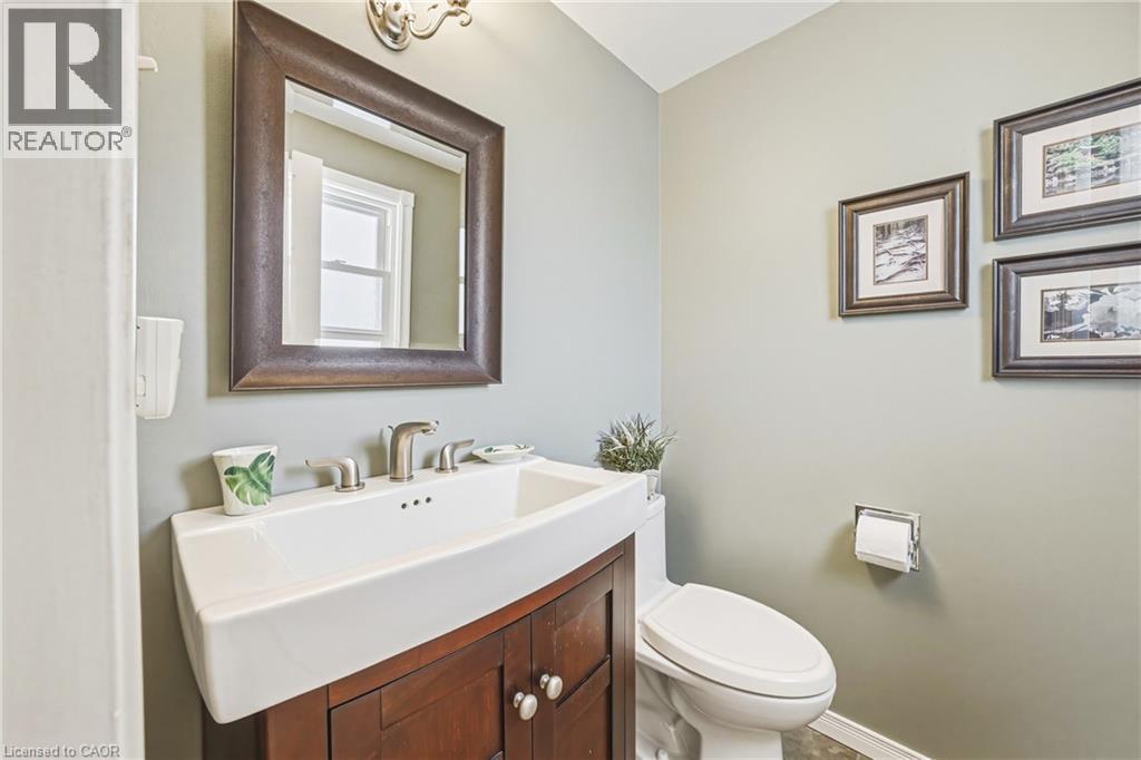 577 Tomahawk Crescent, Ancaster, ON - Indoor Photo Showing Bathroom