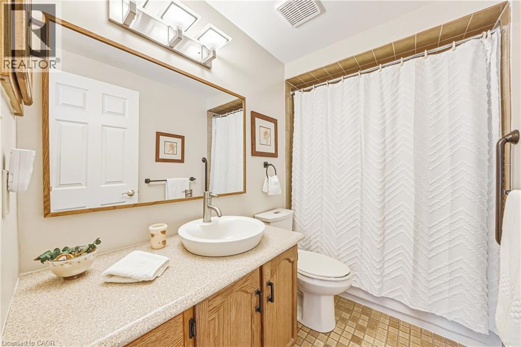 577 Tomahawk Crescent, Ancaster, ON - Indoor Photo Showing Bathroom