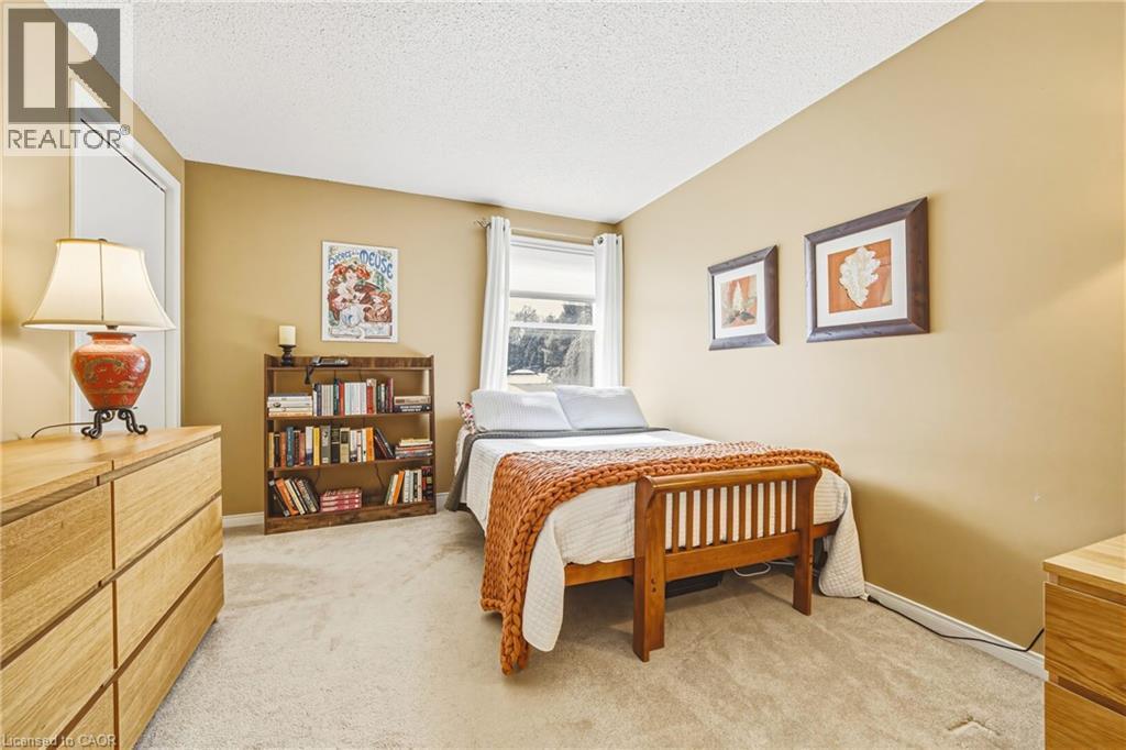 577 Tomahawk Crescent, Ancaster, ON - Indoor Photo Showing Bedroom