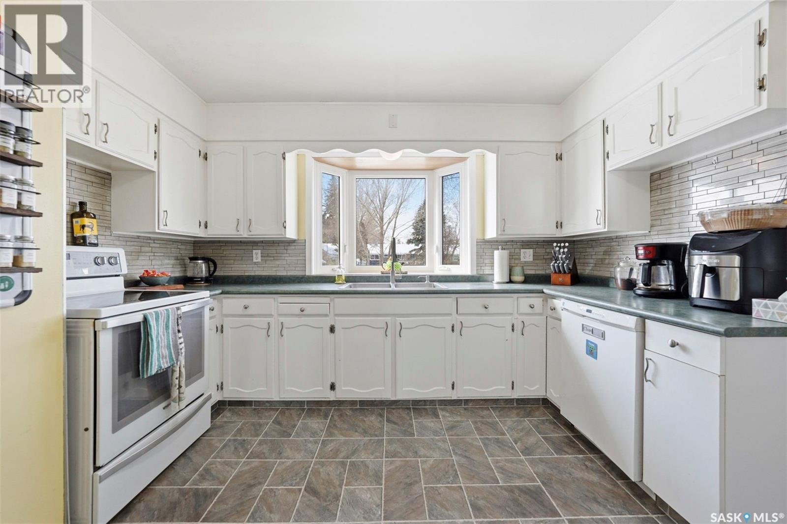 2349 Easthill, Saskatoon, SK - Indoor Photo Showing Kitchen
