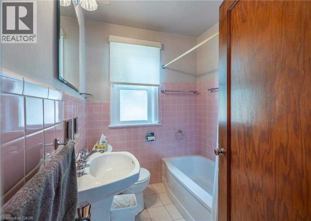290 East 14Th Street, Hamilton, ON - Indoor Photo Showing Bathroom