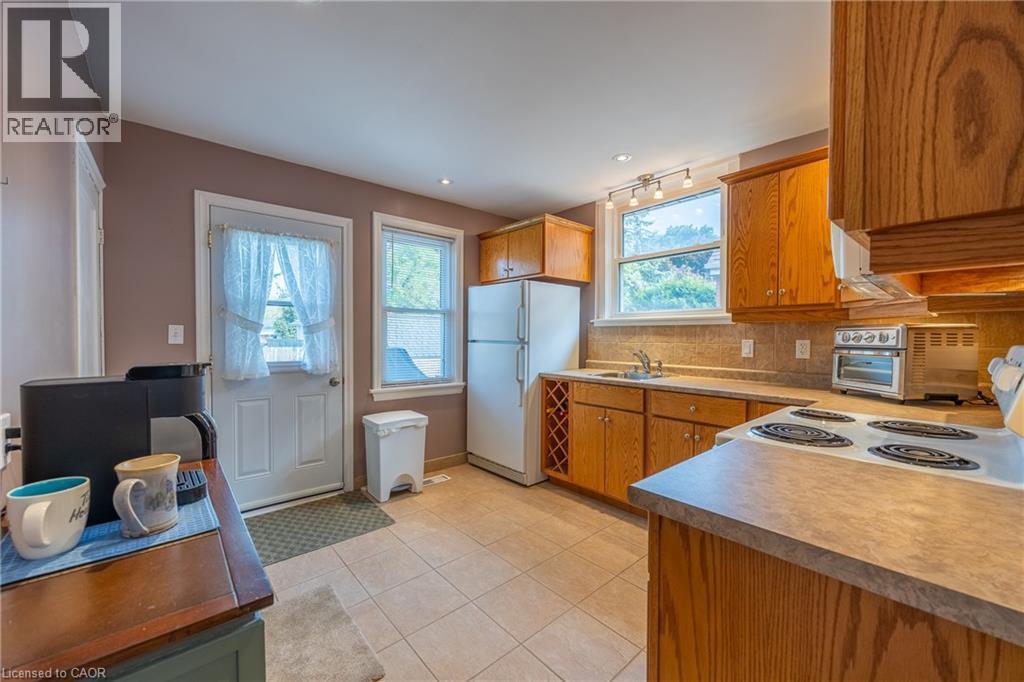 290 East 14Th Street, Hamilton, ON - Indoor Photo Showing Kitchen