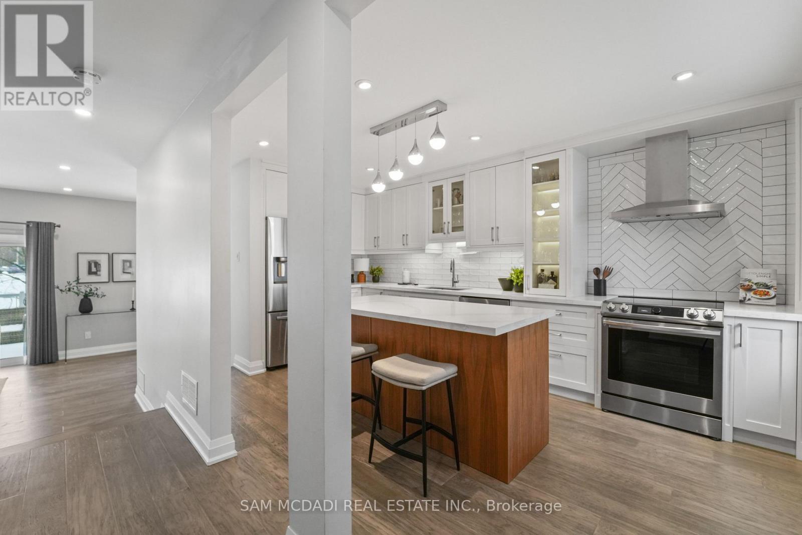 4235 Pheasant Run, Mississauga, ON - Indoor Photo Showing Kitchen With Upgraded Kitchen