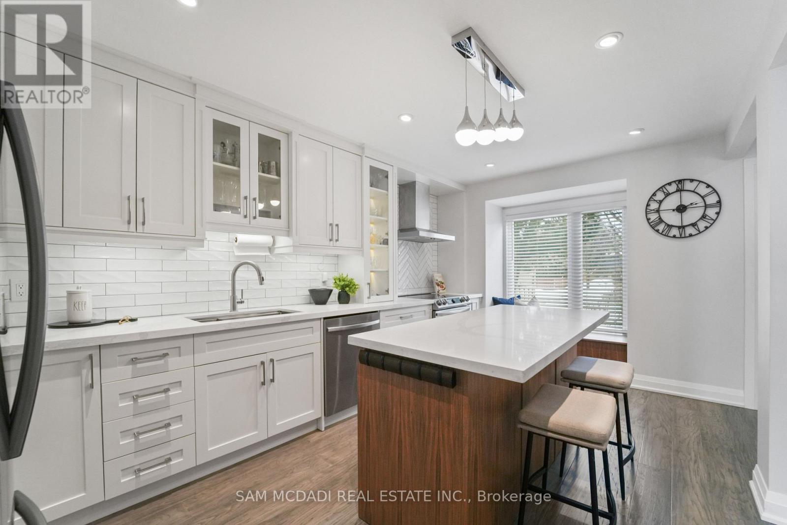 4235 Pheasant Run, Mississauga, ON - Indoor Photo Showing Kitchen With Upgraded Kitchen