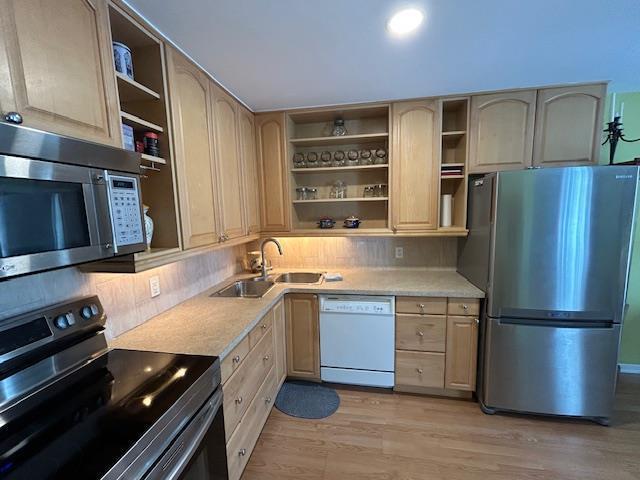 Kitchen - 622 Hamilton Avenue, Winnipeg, MB - Indoor Photo Showing Kitchen With Double Sink