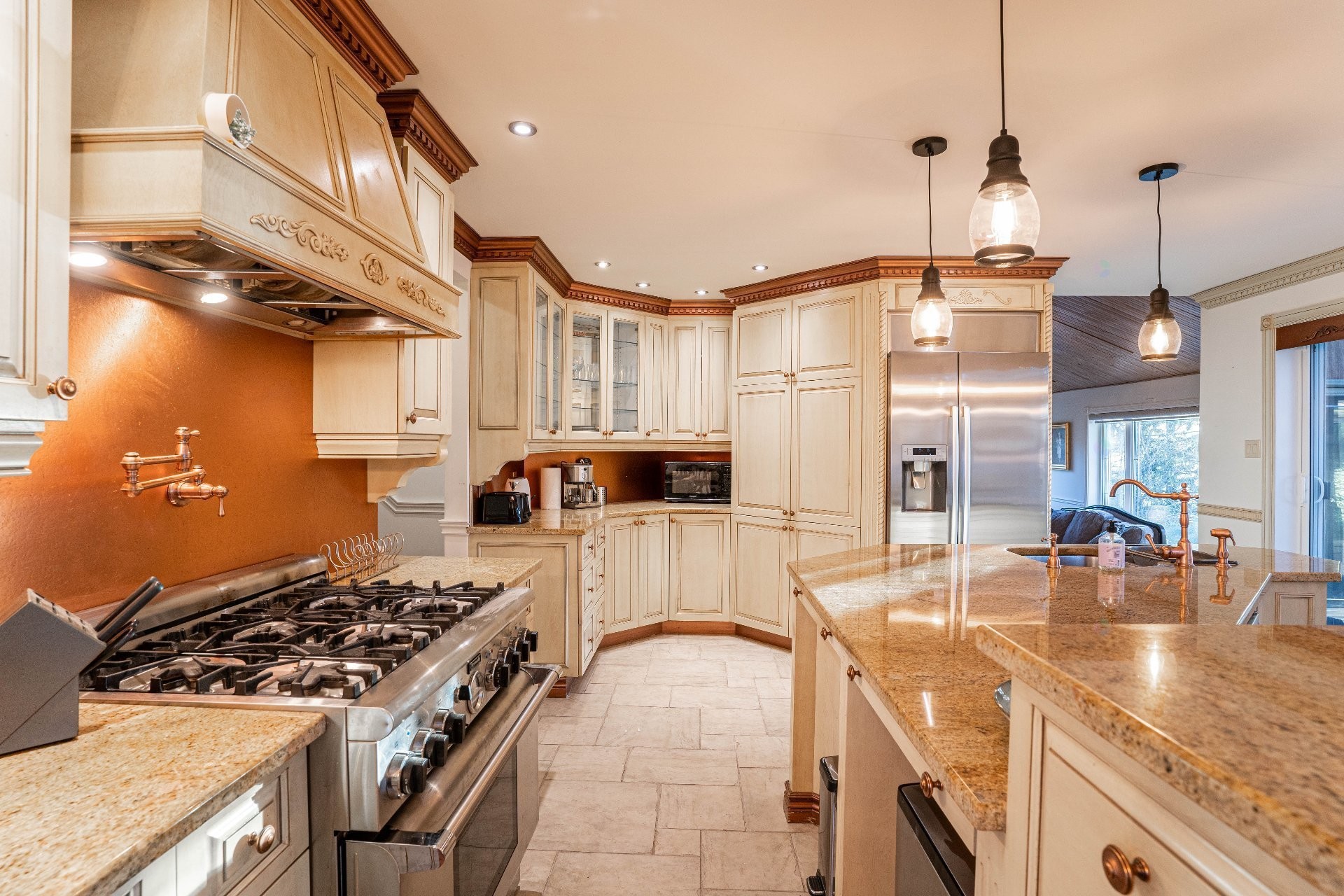 Cuisine - 8940 Boul. Marie-Victorin, Brossard, QC - Indoor Photo Showing Kitchen