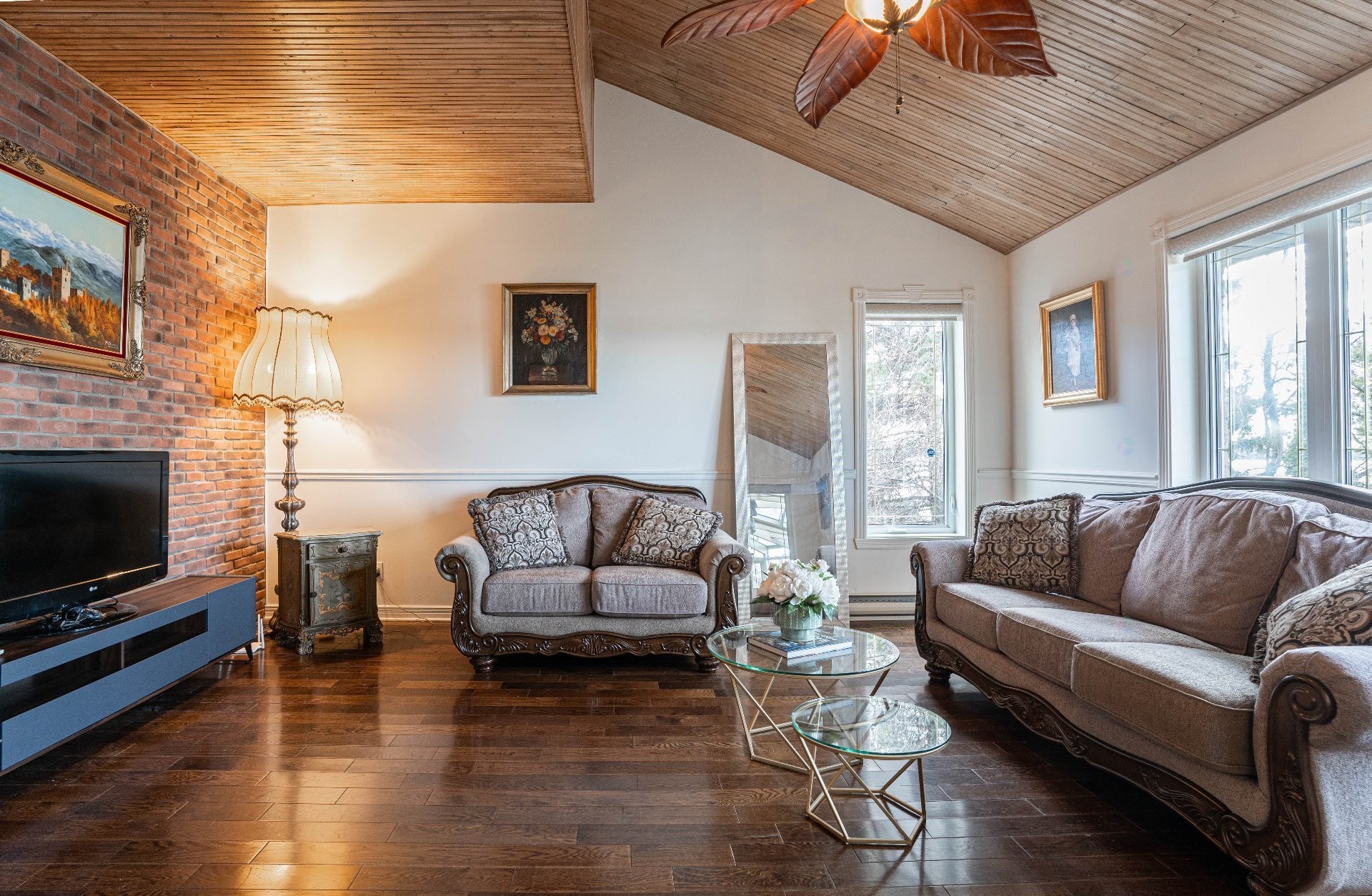 Salle familiale - 8940 Boul. Marie-Victorin, Brossard, QC - Indoor Photo Showing Living Room