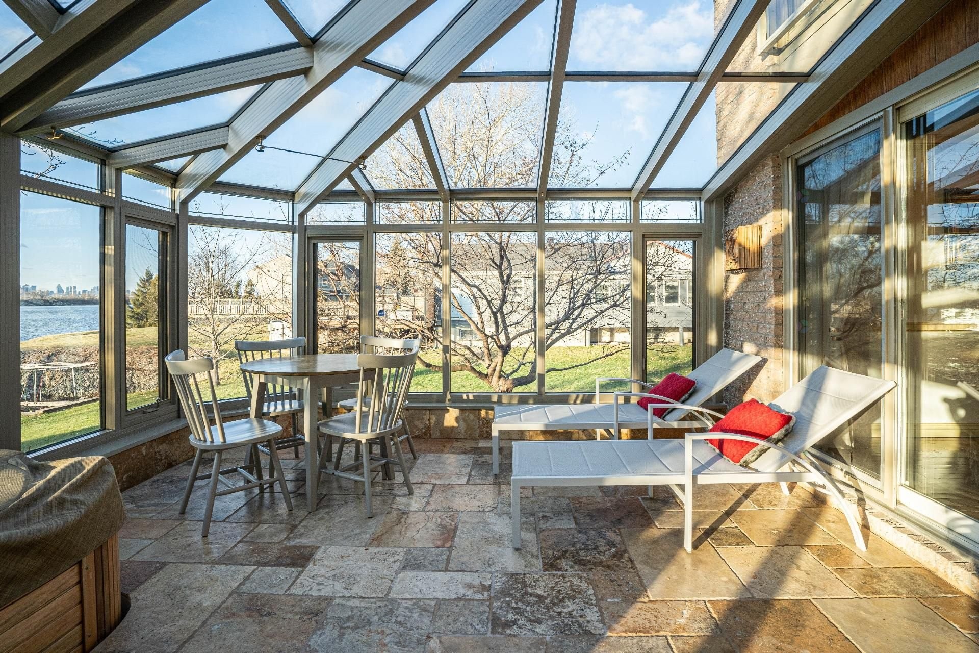 Solarium/Verrière - 8940 Boul. Marie-Victorin, Brossard, QC - Indoor