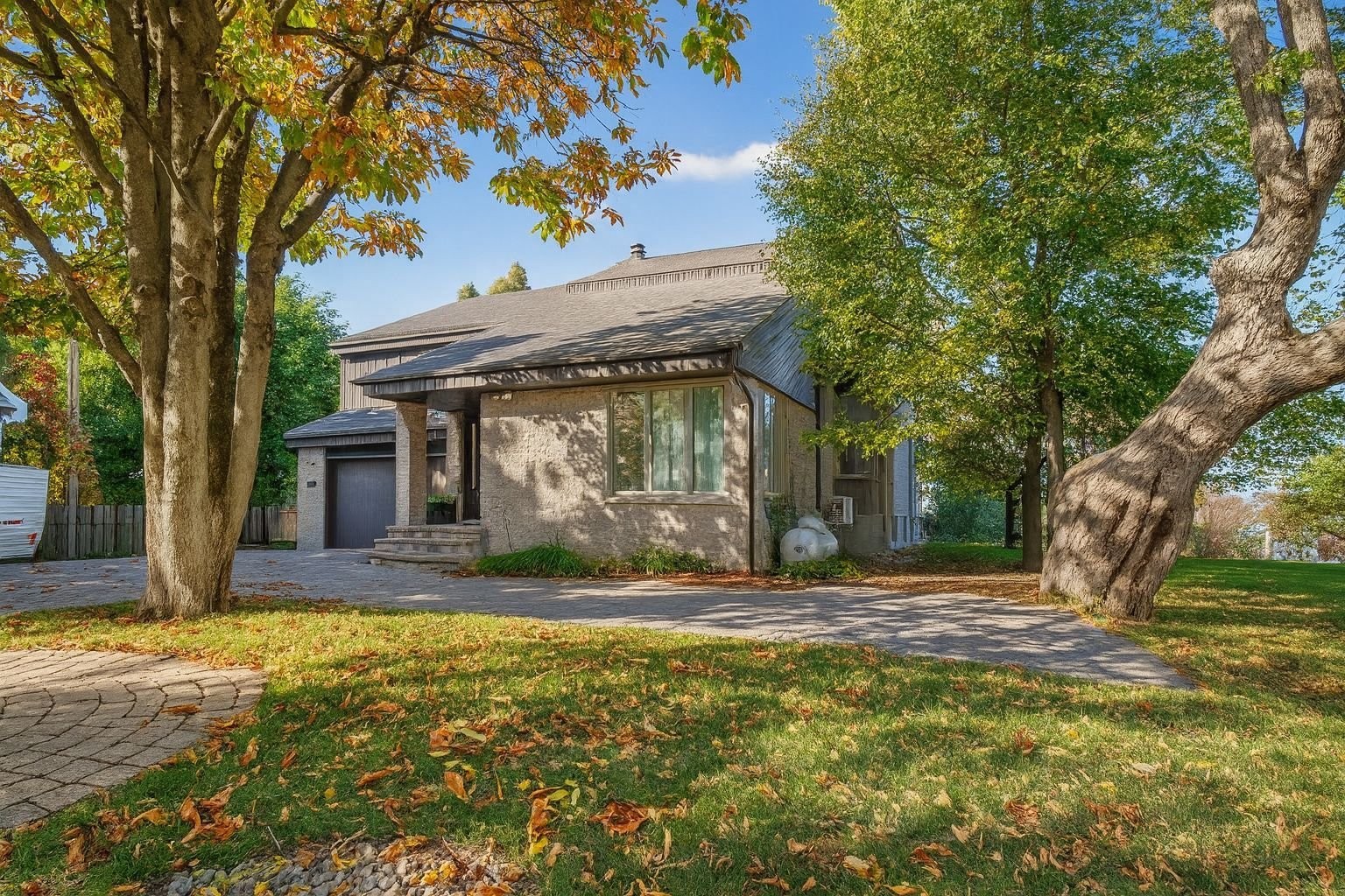 Façade - 8940 Boul. Marie-Victorin, Brossard, QC - Outdoor