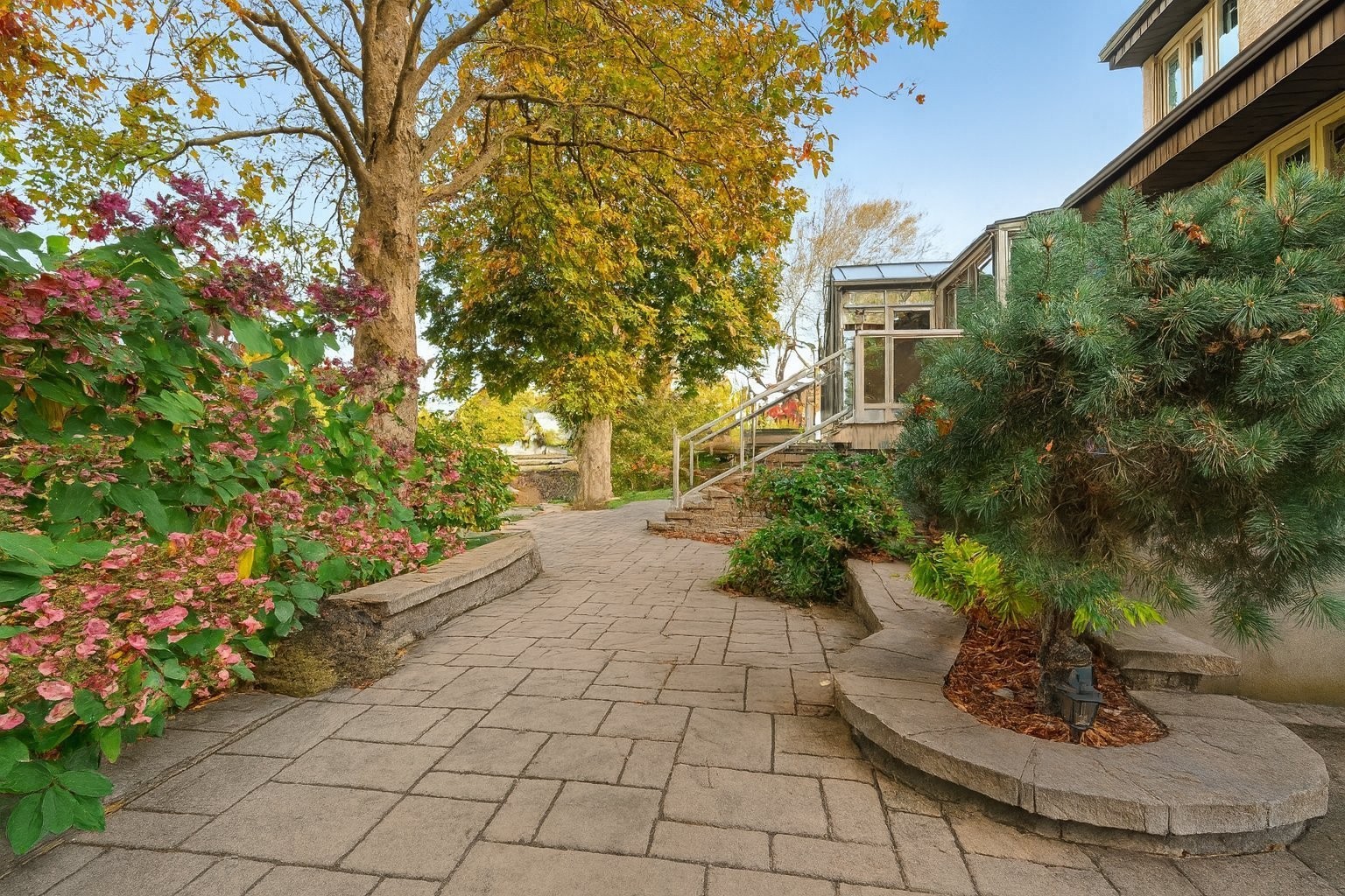 Cour - 8940 Boul. Marie-Victorin, Brossard, QC - Outdoor